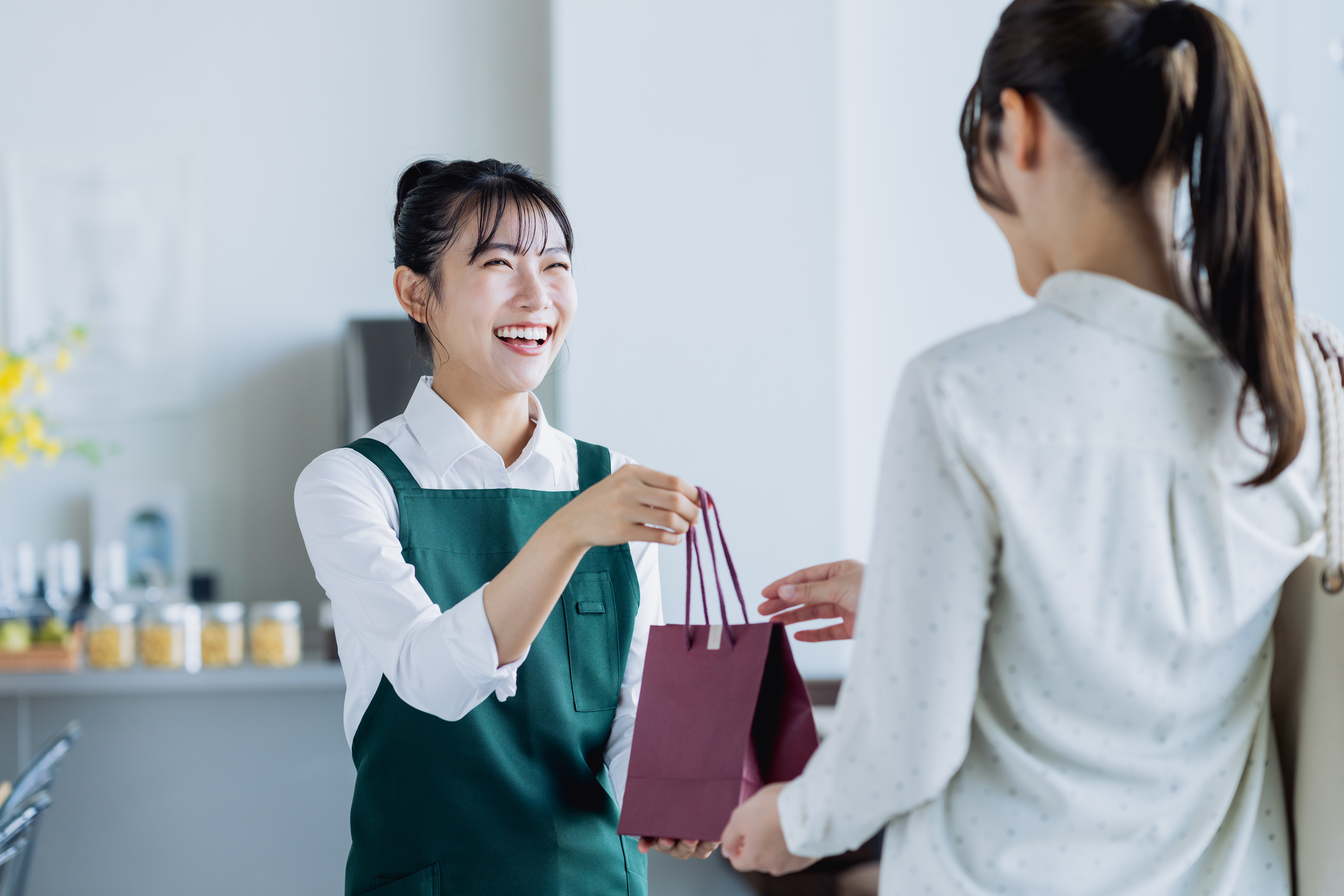 実技販売する女性